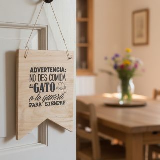 cartel madera decorativo sobre gatos
