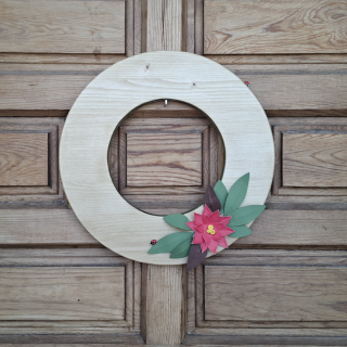 corona de madera con flor de pascua papel